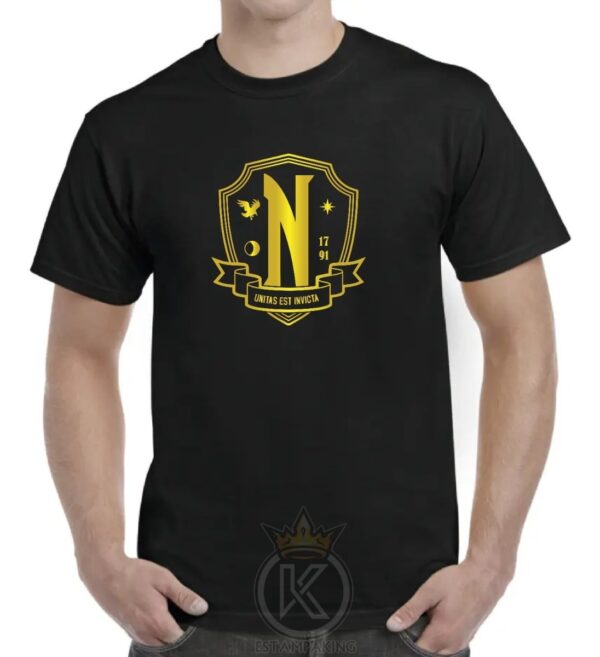 Polera Merlina Addams Escudo - Wednesday -serie- Estampaking - Imagen 3