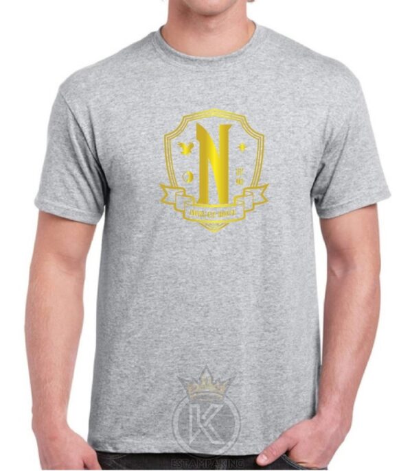 Polera Merlina Addams Escudo - Wednesday -serie- Estampaking - Imagen 5
